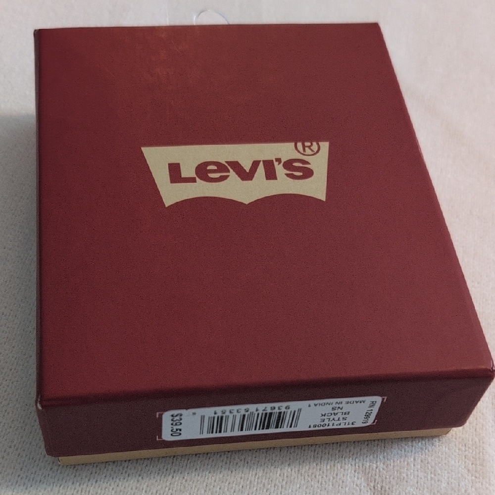 Levi's Black Wallet with Silver Logo - Picture 8 of 8
